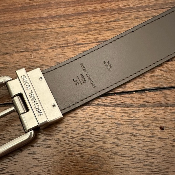 NWT Michael Kors Mens Reversable 39mm Belt Embossed Leather Black Brown $80 - Picture 4 of 5